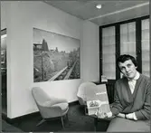 Kvinna med bok i Gränges huvudkontor.