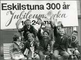 Barn vid Eskilstuna stads 300 års jubileum.