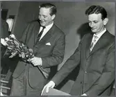 Trafikchef Nelander avtackas under företagsnämndens möte.