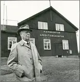 Överinspektör för trafiktjänsten, Öit Hedin utanför hamnkontoret och speditionskontoret.