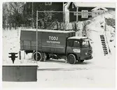 Lastbil vid järnvägskorsning.