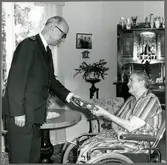 Kvinna får ett paket.