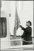 Kapten Bengt Ahlin hissar flagga på bogserbåten 