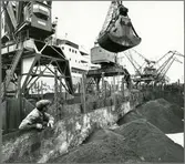 Lastning av krom malm på godsvagn vid Oxelösunds hamn.