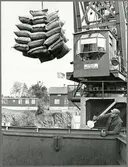 Lossning vid Oxelösunds hamn.