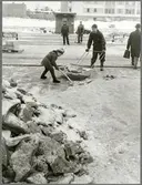 Is- och snöröjning vid station.