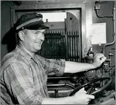 Lokföraren Lars Karlsson i ett ellok.