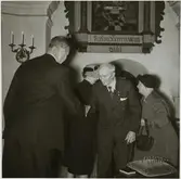 Trafikchef Granfeldt med fru och före detta stationskarlen Axel Thorsell med fru.