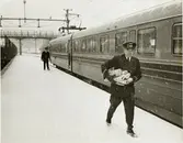 Emil Klerhult, platsföreståndare vid stationen i Vrena, möter motorvagnståg från Eskilstuna.