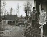 Äldre par står utanför hus mellan Storå och Stråssa 1958.