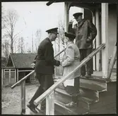 Artig hälsning på farstukvist under upprustning av linjen Storå - Stråssa.