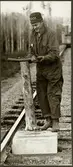 Kjell O Ragnarsson i arbete med stöt vid underhåll av sträckan mellan Harsjön och Bälgviken 1967.