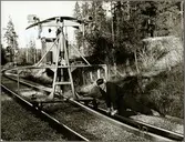 Underhåll av banan med hjälp av förvagnen till  ballaststoppmaskin på sträckan mellan Harsjön och Bälgviken 1967.
