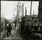 Lastning av sliper med hjälp av maskin.