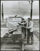 Lastning av dressin under banarbete.