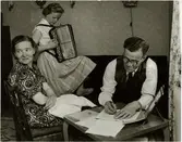 Reportage i Konduktörsposten om en bussförare vid Trafikaktiebolaget Grängesberg-Oxelösund Järnvägar, TGOJ. Här i hemmet.