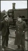 Lokförare E.H. Persson och lokbiträde Ture Prytz framför ett tanklok från Motala verkstad tillverkningsnummer 235.