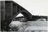 Byggnation av Tranebergsbron. Bron sträcker sig över Tranebergssundet mellan Kungsholmen och Traneberg.