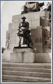 Bronsstaty av Kungliga Brittiska Artilleriets Kapten som stred i 1:a världskriget.
Minnesmärket finns i Hyde Park Corner i London.