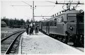 Østfoldbanen. Motorvagn på station. Norska Statsbanorna, NSB, BM 65a 19.