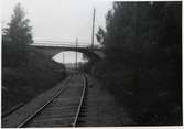 Vägbro över linjen mellan Munktorp och Köping.