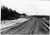 Inför elektrifieringen. Kontaktledningsstolparna ligger radade längs med spåret.