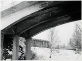 Bro över Ostkustbanan.