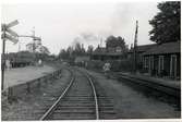 Strax innan korsningen mellan Älvsborgsbanan och Västra stambanan, vid Herrljunga station. Här på Älvsborgsbanan i riktning mot Uddevalla.