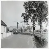 Järnvägsövergång i Krumby, sedd från vägen.