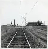 Järnvägsövergång vid Petersborgsvägen på linjen Skytts Vemmerlöv-Trelleborg. Banvaktstuga Petersberg (544).