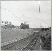 Dubbelspår vid vägbro i närheten av Strålsnäs på sträckan mellan Mjölby och Boxholm,.