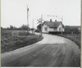 Järnvägsövergång vid Vejby banvaktstuga på linjen mellan Vejbyslätt och Skälderviken.