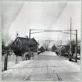 Järnvägsövergång väster om stationen.Bygganden till vänster är en gammal banvaktstuga.