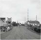 Järnvägsövergång vid Klasaröd station. De mekaniska bommarna ersattes 1960 med automatiska fällbommar.