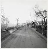 Järnvägsövergång med vaktkur i Köpinge på linjen mellan Svenstorp och Köpingebro.