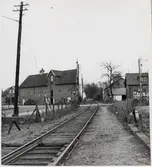 Järnvägsövergång vid södra infarten till Hammenhög station, på sträckan mellan Gärsnäs och Borrby.