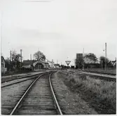 Järnvägsövergång vid Gärsnäs station, på sträckan mellan Smedstorp och Östra Tommarp.