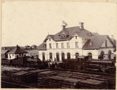 SWB Surahammars station med lok 38 och 51 År 1900.