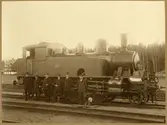 SWB 20 Riddersvik april 1912 med lokpersonal.
Från vänster: Lokeldare Johan Axel Löfstrand, lokförare Fritz Elis Duell (Nilsson), Konduktör nr 44 Karl Johan Larsson 