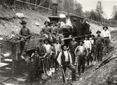 Arbetståg med lokpersonal och rallare vid Semblabacken år 1901. 
Lokförare Johan Ferdinand Karlsson 