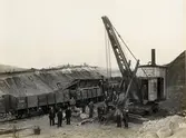Bodasjöns grusgrop 1923. SJ vagnar samt en ångdriven grävskopa litt C F 3-4, ånglok SJ T med personal.