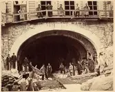 Tunnelöppningen är den norra, belägen vid östra ändan av Peter Myndes backe 3. Fengerska huset Kvarteret Ormen i Stockholm. 1865