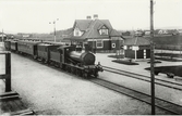 Nås station 15/5 1915 med SWB 47 och vagnar. Ekegren nr 91. Bild tagen av Hugo Lindblad, blivande förste kontorist SWB