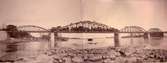 Provbelastning med 4st ånglok på bro över Dalälven år 1900. Loken är bl.a. SGGJ 1 och SGGJ 4. SGGJ 2 och 3 är förmodligen också med. Fotograf troligen Anders Vilhelm Ljunggren