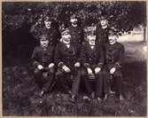 Stationsledningen vid Kils järnvägsstation under stins Bratts tid (1898-1904)
Fr.v. Fsts Cevelius, Kb C.O. Landin, Stins M.H. Bratt, Kb Erasmie, Sts A. Hellman, Kb Hans Lind, Sts K. Elgqvist.