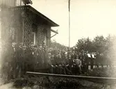 Personal vid Nässjö station 1889-1890. Stående; Stk Mårtensson, stk Johansson, stk Lundahl, knr Henricsson, stk Gustafsson, stk Möller, fm Rosenkvist, fm Kindberg, fm Dahlvig, fm Lundh, fm Granath, stk Svensson, stfm Strahl, stk Malm, stfm Thörn, stfm Mogren, nattvakt Malm. Sittande; lokm N. Carlsson, sts Björling, sts J. Ohlsson, källarmästare C Pettersson, stins O.F. Lenander, fsts Mårtensson, sts Kinberg, Tl Davidsson, sts J. Möller, sts A. Wiren. Musiker; stk Christensson, stk Ekberg, stk Storch, stfm Håkansson.