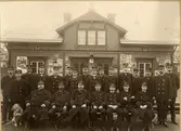 Personalen vid SWB i Sundbyberg november 1905.Rad nr 1 fr.v; Hunden Ruff (Ågrens), Inspektor P.O. Ågren, 1:e Sts T.G. Schelin, bokhållare A.R. Frölen (Brack Jan), G.A. Lagerlund, K.B.C.F. Blomgren, Kont A.S. Marting, kont J.A. Andersson. Rad nr 2 fr.v.; Stk nr 157 K.A. Svensson, Stk nr 171 R.N. Belin, Stk nr 195 F.A. Johansson, Stk nr 140 E.K. Andersson, Stk nr 282 G.E. Blomgren, Stk nr 270 P.J.G. Ask, Stk nr 160 A.V. Lindqvist, Stk nr 194 K.L. Lidström, Stk nr 159 E.L. Svanborg, Stk nr 271 A. Berglind, Stk förmabn 107 K.A. Rosén, Ex K.B.E.R. Petrén, Stk nr 253 E.T. Nilsson, Stk nr 188 A.I. Åsén, Stk nr 177 K.H. olsson, Stk nr 269 N.G. Norman.