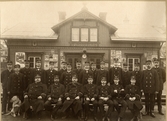 Personalen vid SWB i Sundbyberg november 1905.Rad nr 1 fr.v; Hunden Ruff (Ågrens), Inspektor P.O. Ågren, 1:e Sts T.G. Schelin, bokhållare A.R. Frölen (Brack Jan), G.A. Lagerlund, K.B.C.F. Blomgren, Kont A.S. Marting, kont J.A. Andersson. Rad nr 2 fr.v.; Stk nr 157 K.A. Svensson, Stk nr 171 R.N. Belin, Stk nr 195 F.A. Johansson, Stk nr 140 E.K. Andersson, Stk nr 282 G.E. Blomgren, Stk nr 270 P.J.G. Ask, Stk nr 160 A.V. Lindqvist, Stk nr 194 K.L. Lidström, Stk nr 159 E.L. Svanborg, Stk nr 271 A. Berglind, Stk förmabn 107 K.A. Rosén, Ex K.B.E.R. Petrén, Stk nr 253 E.T. Nilsson, Stk nr 188 A.I. Åsén, Stk nr 177 K.H. olsson, Stk nr 269 N.G. Norman.