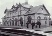 Personalen vid Surahammars station under 1901. Fr.v.; Stationsskrivare Gustaf Alfred Rickard Andersson född 15/1 1869, KB Karl Albert Fredriksson född 6/9 1876, Stationsinspektor Theodor Moberg född 12/4 1842, Stationskarl Andersson, Stationskarl nr 297 A.E.F.Ryde född 20/1 1884, Stationskarl nr 193 Erik Leonard Olsson född 6/12 1871 Död i Sundbyberg 9/3 1963.