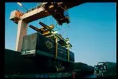 Containerkran lyfter ett lastbilssläp.